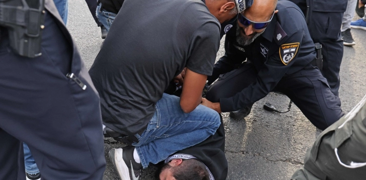 The occupation arrests Jerusalemites