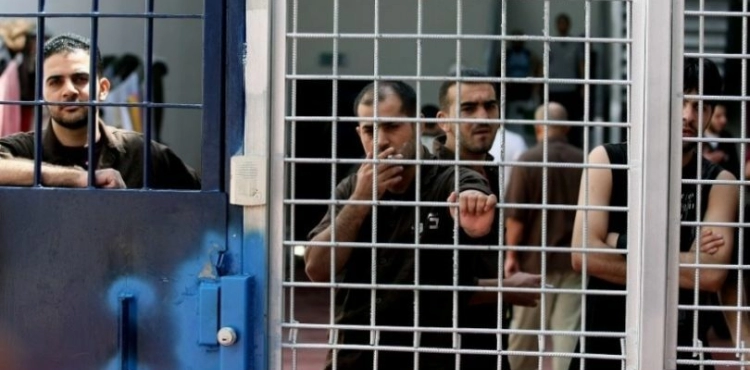 Abu Bakr: The occupation assaulted 100 prisoners under the pretext of searching for mobile devices