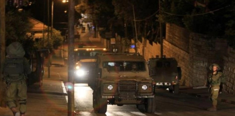Occupation arrests 12 Palestinians from the West Bank