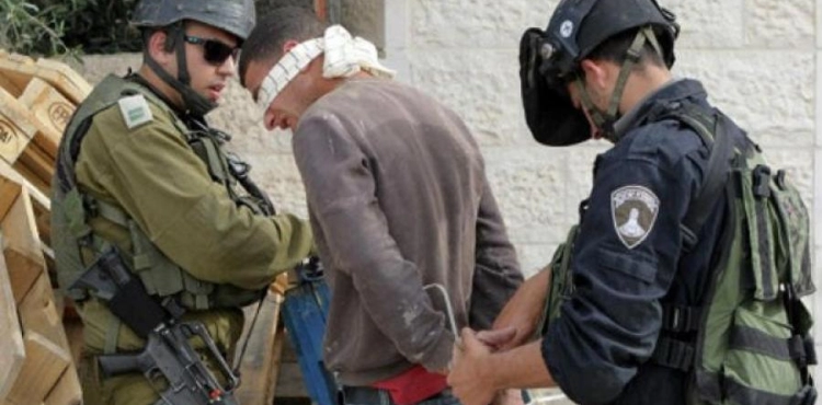 The occupation arrests 3 young men from Deir Istiya