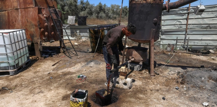 Gaza..A citizen succeeds in extracting fuel from plastic