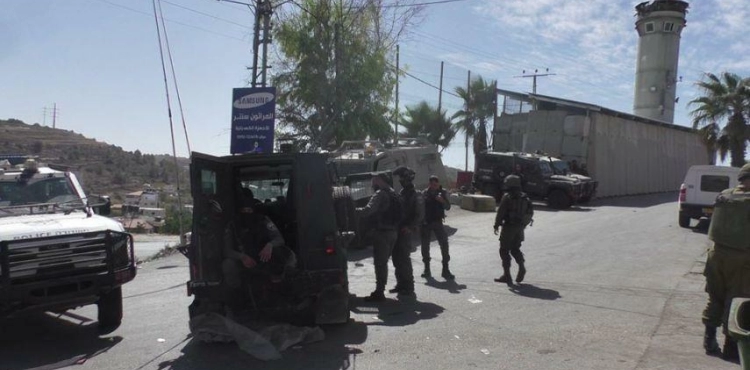 The occupation closes the entrances to the town of Beit Ummar, north of Hebron