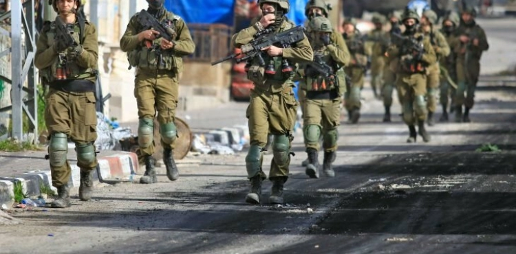 The occupation arrests a citizen from Beit Furik after beating him