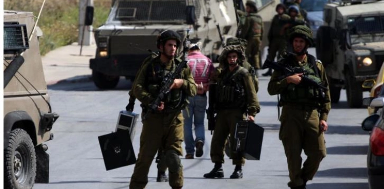 Israeli forces arrest 10 citizens in the West Bank and Gaza Strip