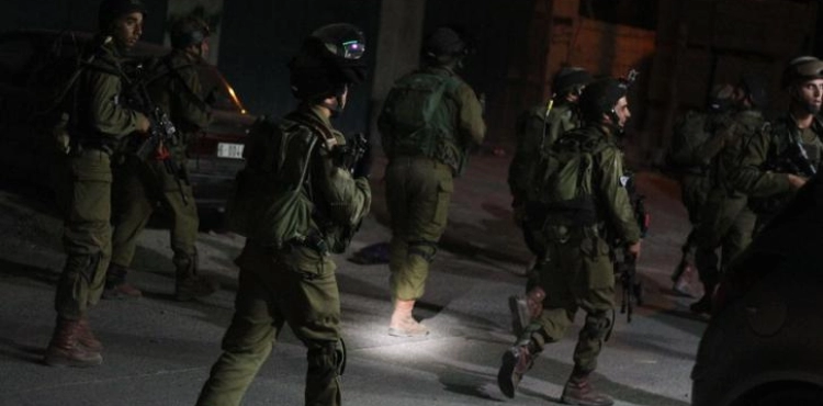 The occupation arrests a young man and breaks into houses in Bethlehem