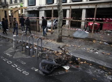 Paris wakes up in shock after violent protests