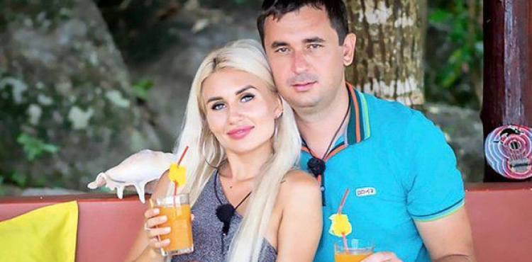 Pictures: A famous Russian star hits his lover Live
