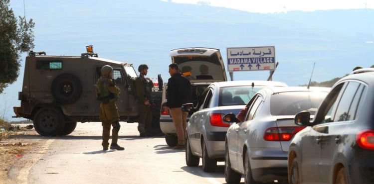 Settlers attack citizens &acute; vehicles south of Nablus