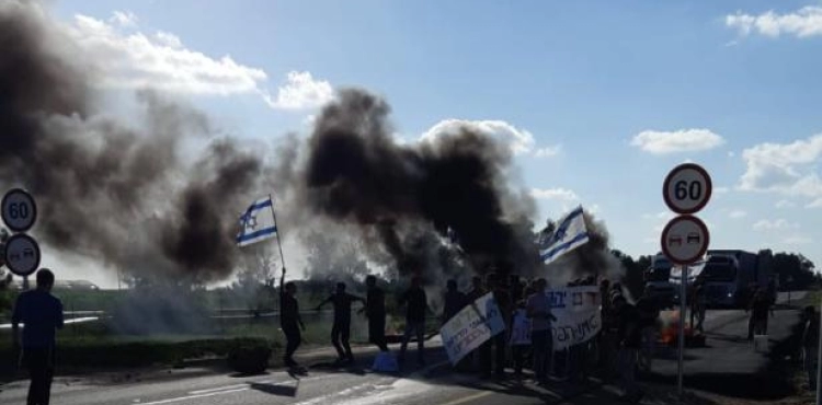 Settlers close roads to Kerem-Abu Salim crossing