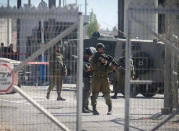 Occupation closes Qalandiya checkpoint, arrests two brothers in Hebron