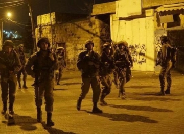 Settlers attack citizens &acute; vehicles south of Hebron and confrontations in Arroub