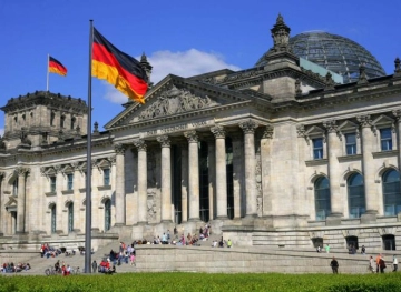 The German government upholds the obligation of refugees to submit their passports to obtain a residence permit