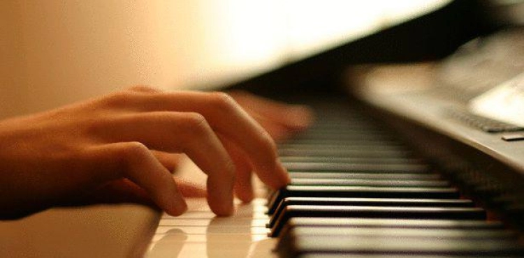 Automatic hand-creating through stereoscopic piano techniques