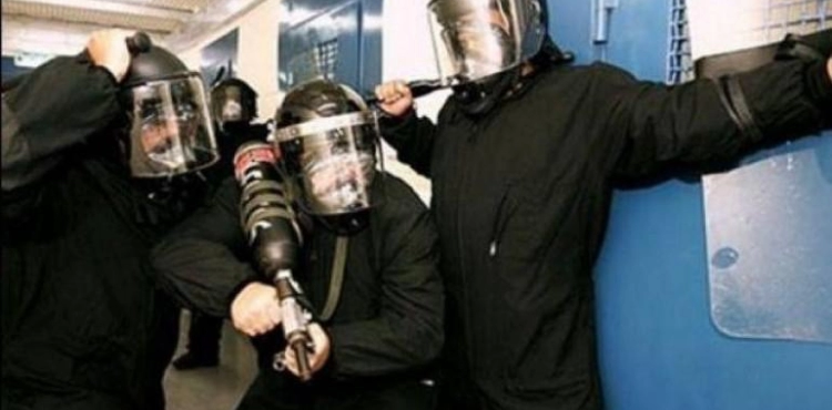 Units of repression break into section 1 in the prison &quot;Raymond &quot; and the prisoners