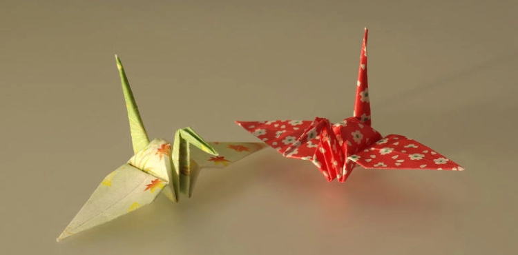A young Palestinian from Gaza turns the art of &quot;origami&quot; into a source of financial income