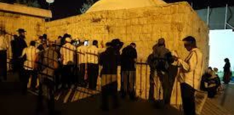 Hundreds of settlers storm religious and historical shrines in Awarta