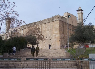 Settlers assault the tomb of the Ibrahimi Mosque
