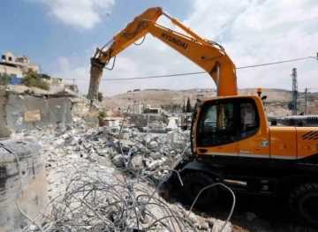 The occupation destroys a house and notifies another in Silwan