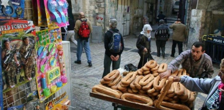 The occupation attacks the vendors plaza in the middle of Jerusalem
