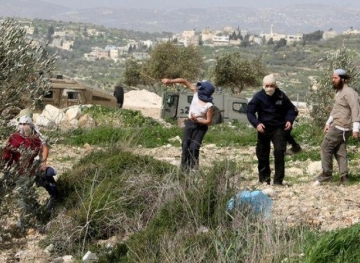 A citizen was injured during an attack by settlers on the Auref school