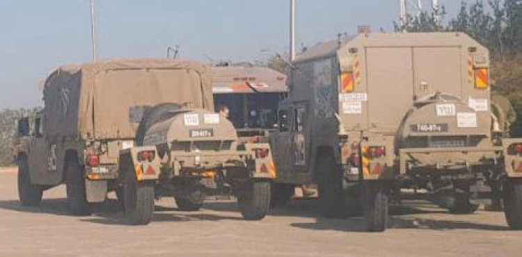 Occupation hits a bulldozer at the border of the central Gaza Strip