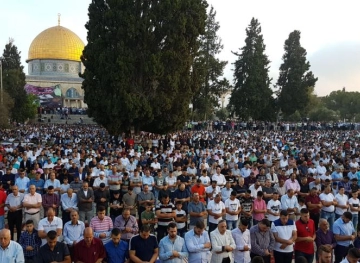 100, 000 serum performing Eid prayers at Al Aqsa mosque