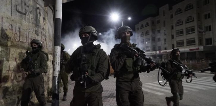 Israeli forces arrest 12 Palestinians from the West Bank