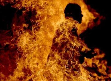 Gaza: A citizen trying to commit suicide to burn in protest against the economic situation