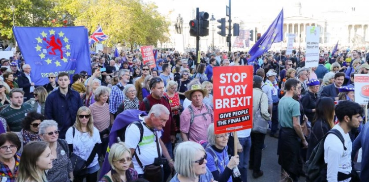 Hundreds of thousands are marching in London to demand a second referendum on Brixet