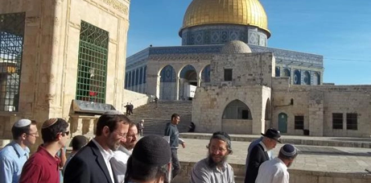 Dozens of settlers storm the Al-Aqsa Mosque