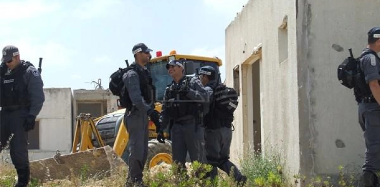 The Occupation delivers notices to halt the construction of a number of houses in Hebron