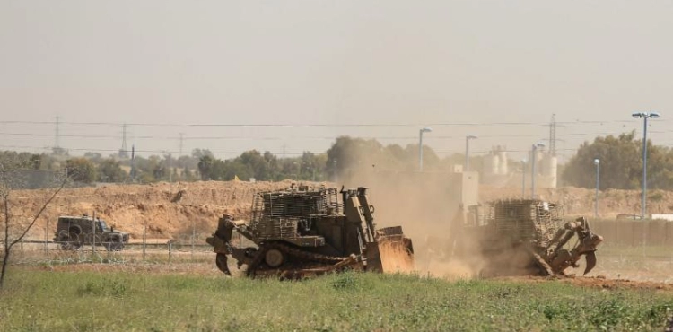 The occupation penetrates east of Gaza and continues to deploy its forces