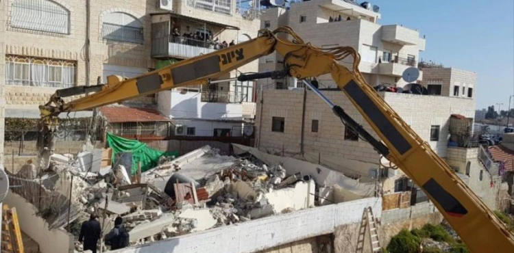 Occupation demolishes a house in the town of Beit Hanina and displaces its inhabitants
