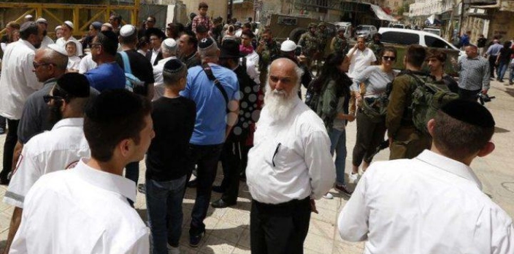 Dozens of settlers storm the town of Samu &acute;south of Hebron