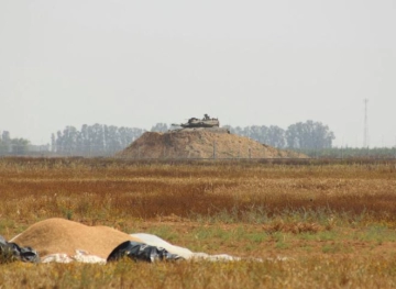 The occupation shoots at young men east of Khan Younis