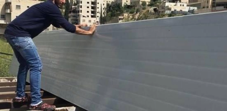 The occupation forces a Palestinian from Jerusalem to demolish his house with his hand