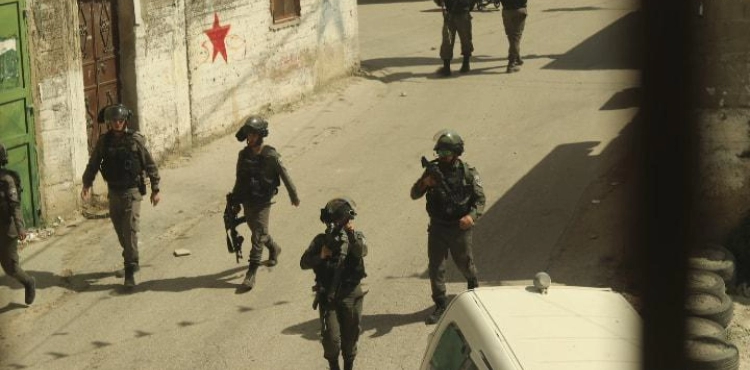 Occupation arrests a boy and a young man from Nablus