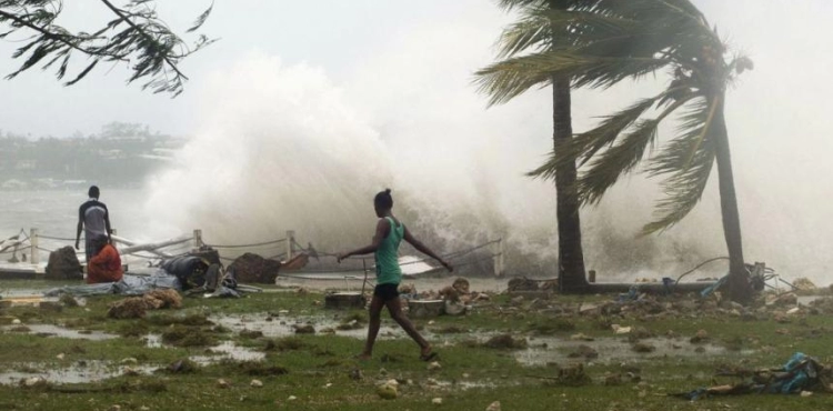 The death toll from Hurricane Vanni has risen to 77 in India and Bangladesh