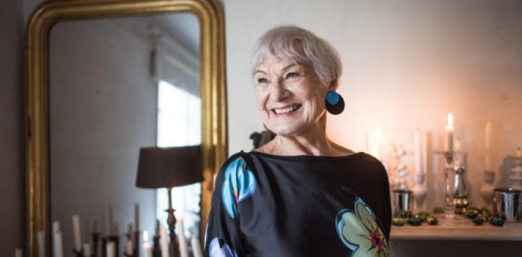 At the age of 80 .. An old woman achieves her dream and becomes a model