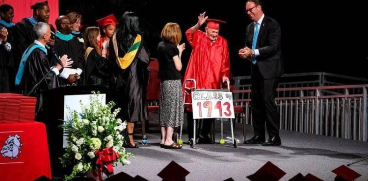 Graduation of two students aged 95 and 85 years of secondary school