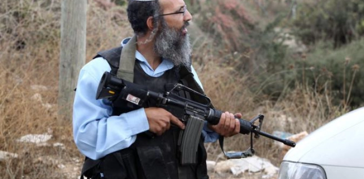 Settlers attack a gas station in Hebron