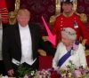 Trump breaks the protocol with &quot;shoulder movement&quot; in front of the Queen of Britain