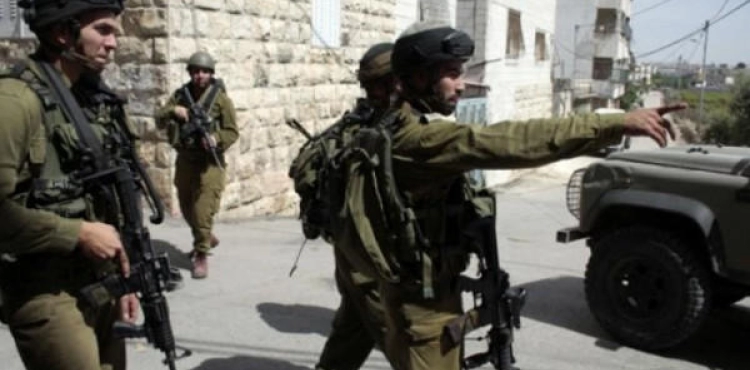 Occupation assaults two youths and arrests a child in Hebron
