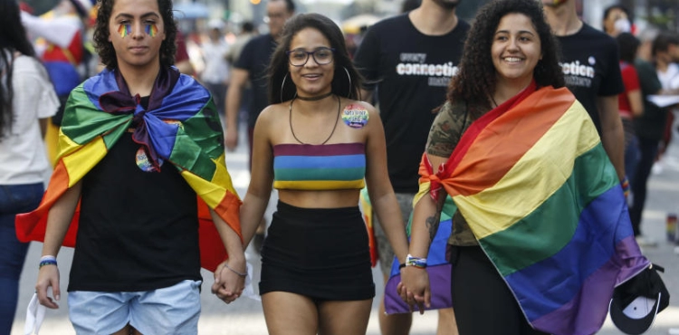Hundreds of thousands are taking part in a march to support the two parliaments in Brazil