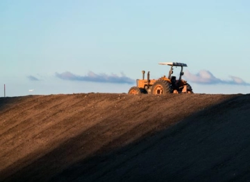 Mitlun: Occupation arrests a farmer and take over his tractor