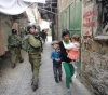Settlers attack a child in Hebron