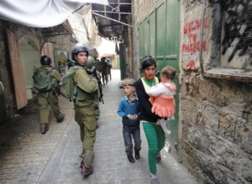 Settlers attack a child in Hebron