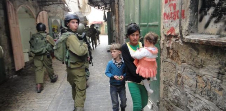 Settlers attack a child in Hebron