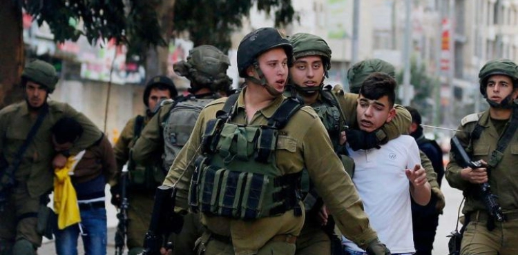 Israeli occupation arrests 12 Palestinians from the West Bank