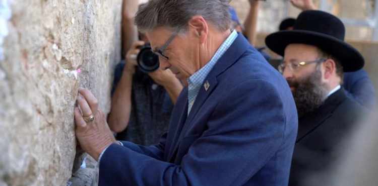 US Secretary of Energy performs Talmudic prayers in Jerusalem